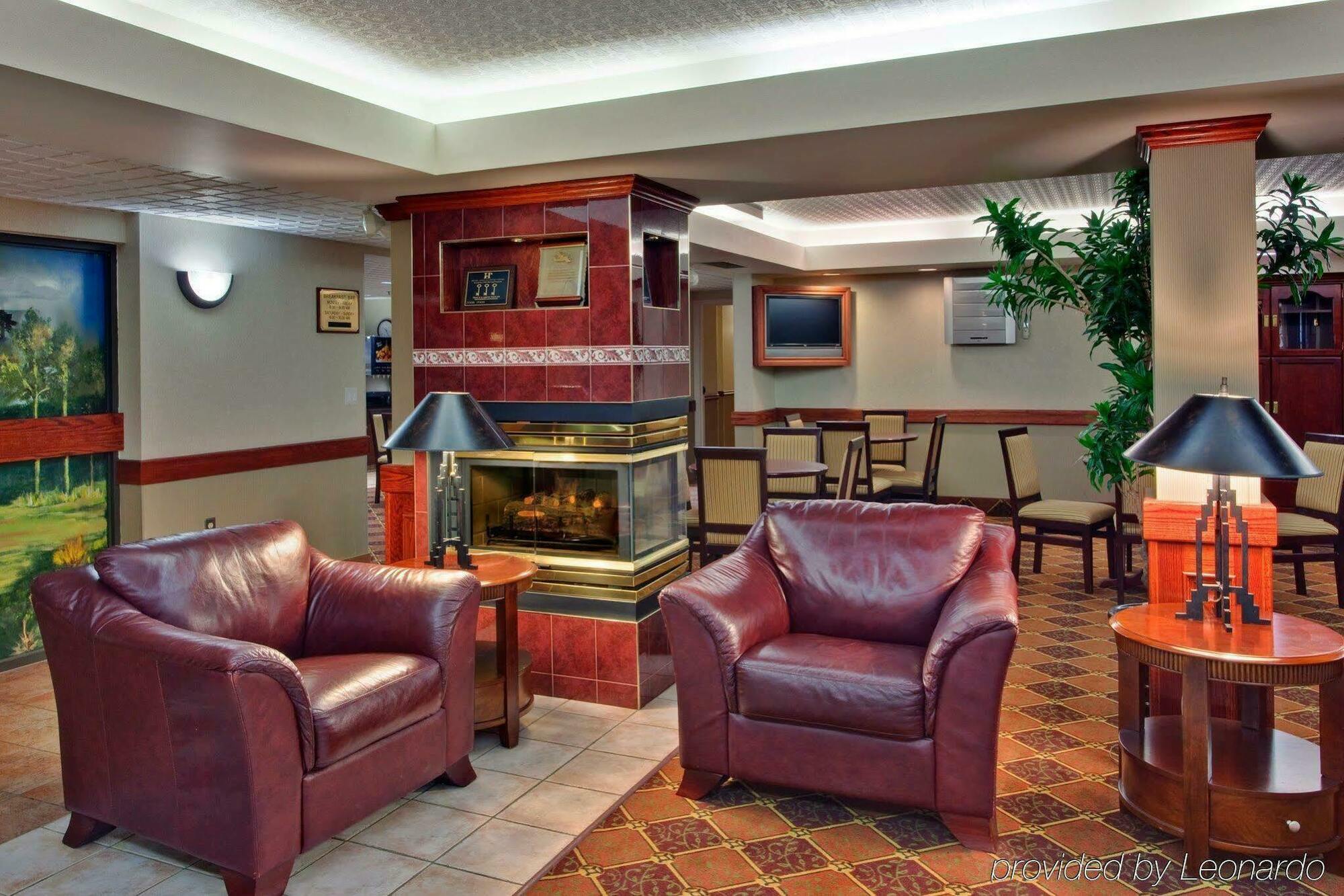 Holiday Inn Express Red Deer By Ihg Bagian luar foto